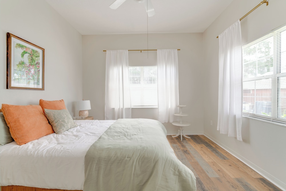 Explore Dtwn Crystal River: Walkable Duplex Unit