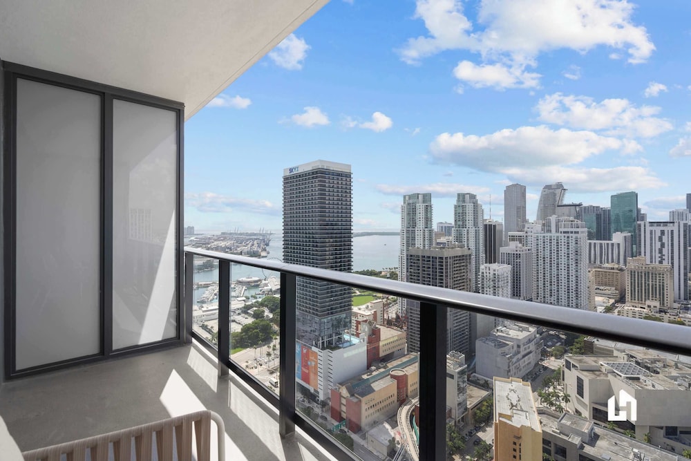 Stylish Apartments with Partial Ocean Views in Downtown