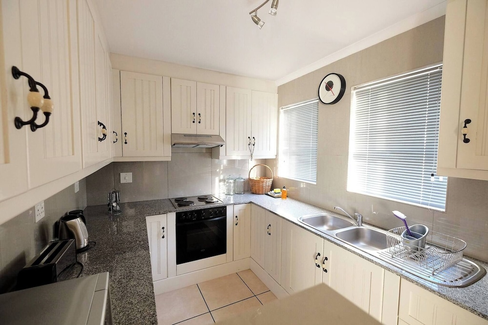 The Pelican - Stunning 3-bedroom Holiday Home in Langebaan