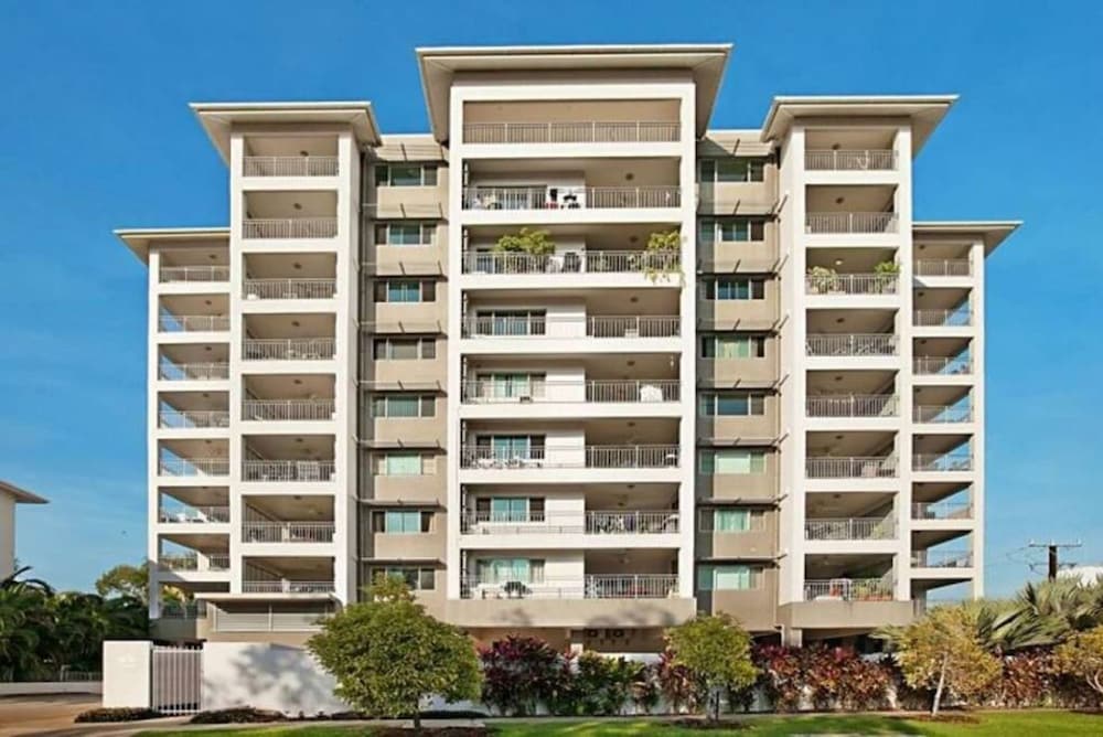 ZEN Imperial 4-br Stylish Penthouse in CBD Pool - Image 1