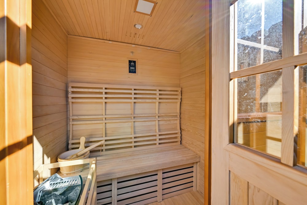 Hot Tub & Sauna: Kannapolis Bungalow