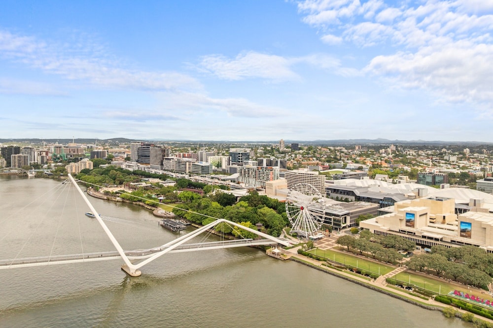 Modern Southbank Parklands Apartment Retreat