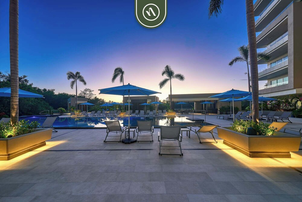 Luxury 2 BR Condo Near Golf Courses and Marina