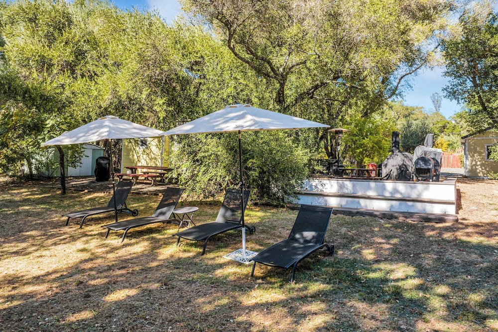Grapevine Cottage by Avantstay Hobby Vineyard + Firepit