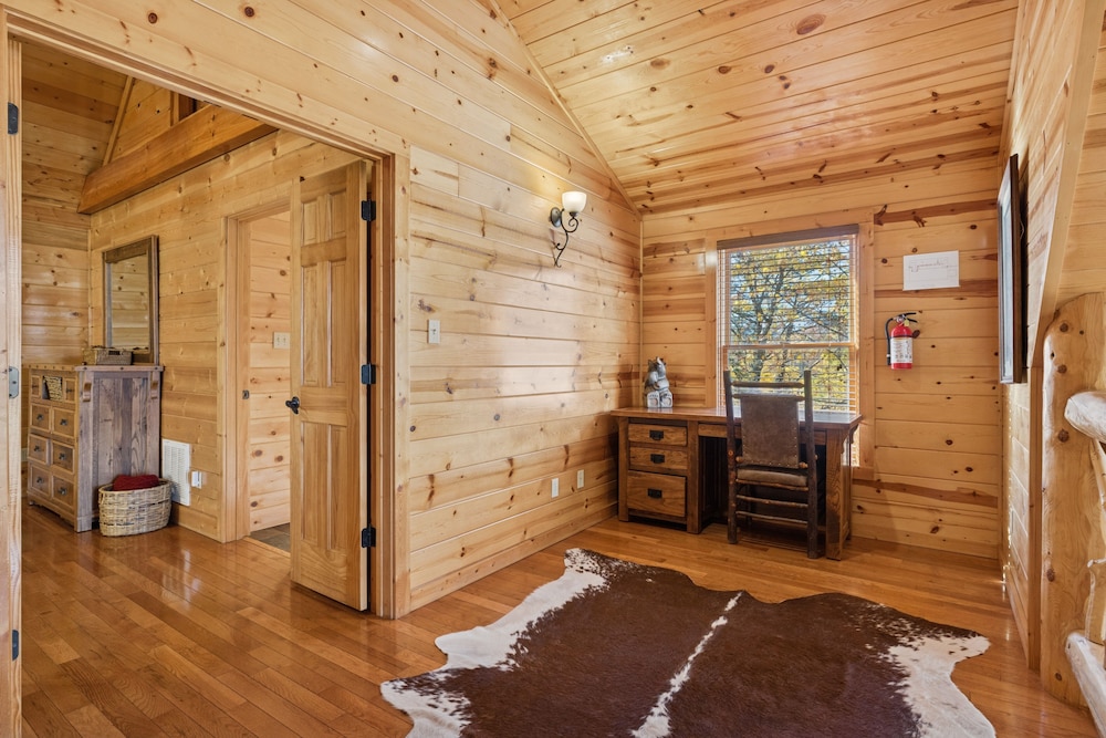 Pine Cone Cabin 4 Bedroom Cabin
