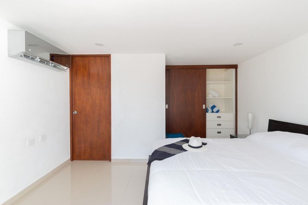 Exclusive 2 Level 3 BR Penthouse Private Hot Tub Roof Wifi Great Amenities GYM view 3