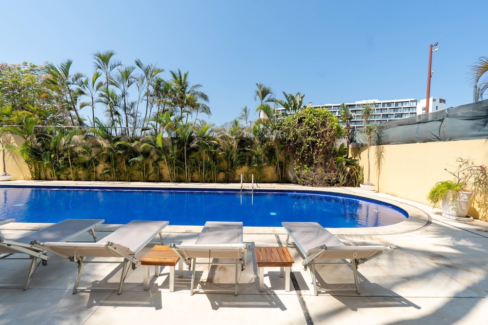 Sleeps 10 Views Beach 1 Block
