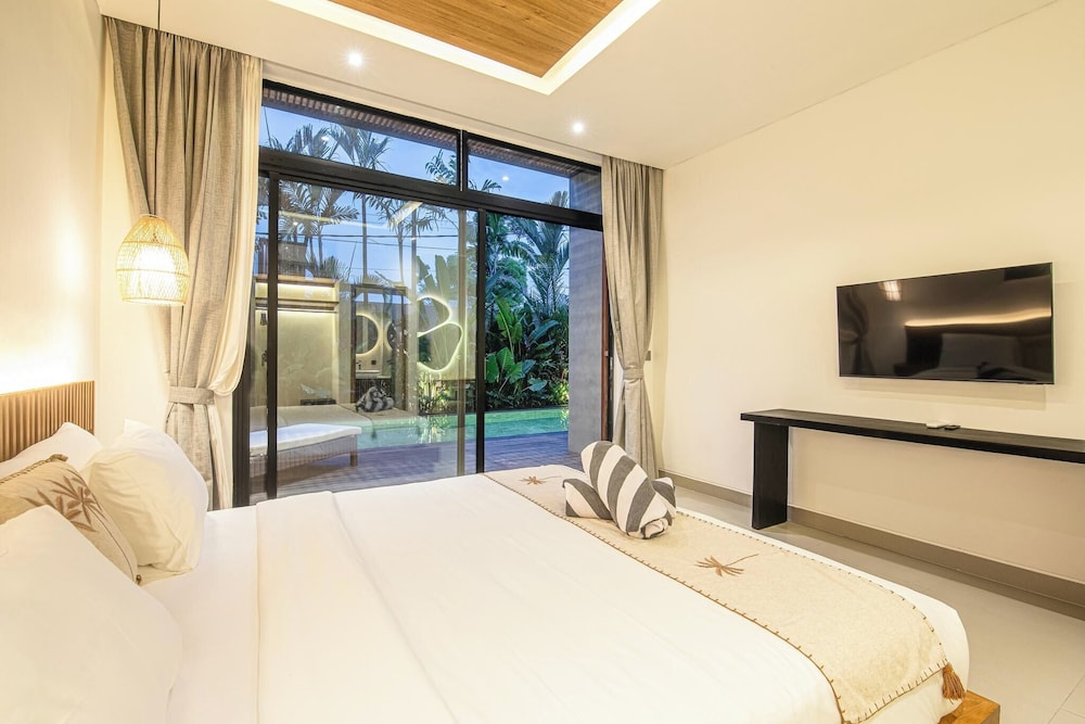 Luxury 5BR Retreat, 400m From Café Del Mar Shore