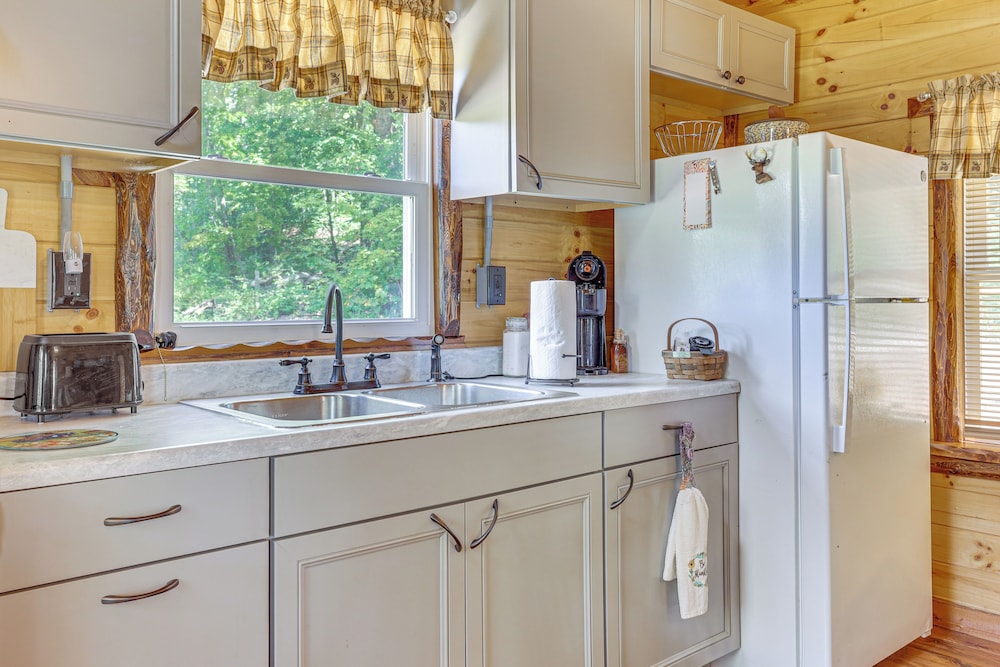 Charming Couples Cabin on 40 Acres in Zanesville