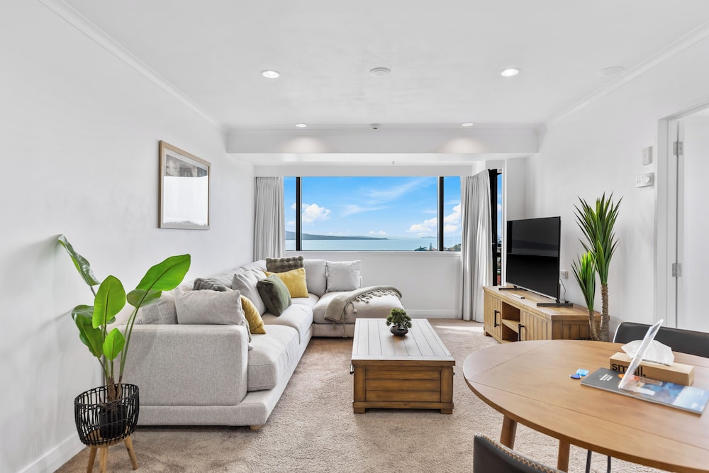 Modern 1BR w Pool/Gym Steps to Beach: Zodiak Stays