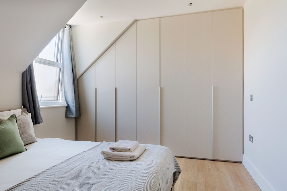 Elegant 2 Bed Flat with Balcony in Finchley