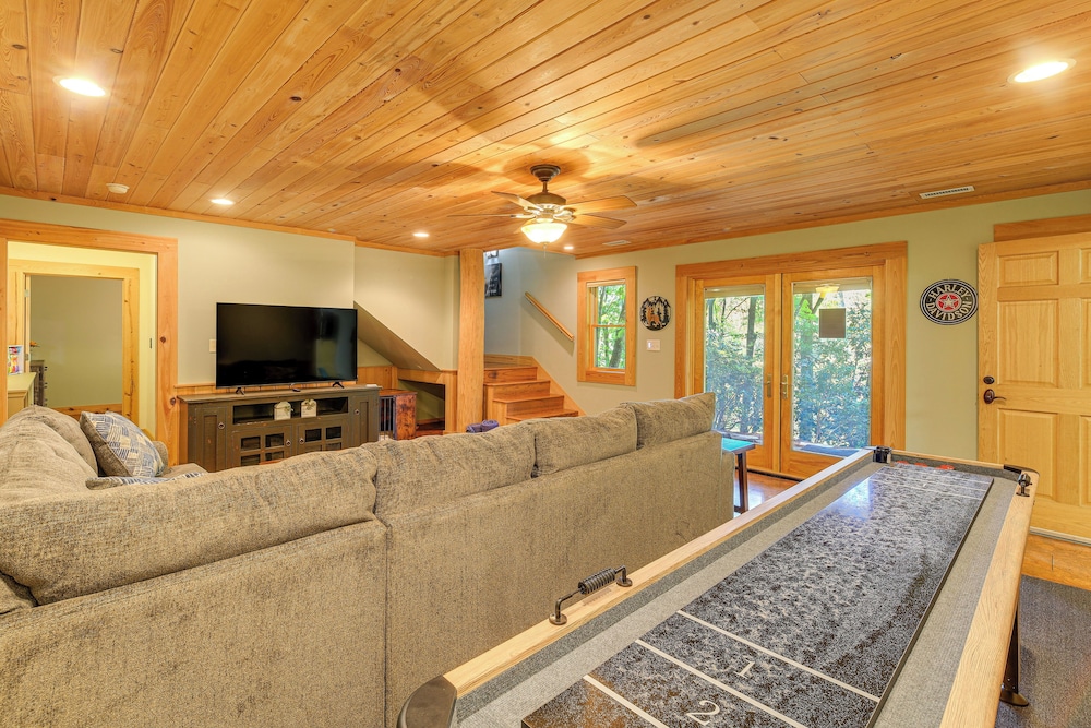 Near Boone-custom Built Cabin: 3 BR 3 BA W/hot Tub
