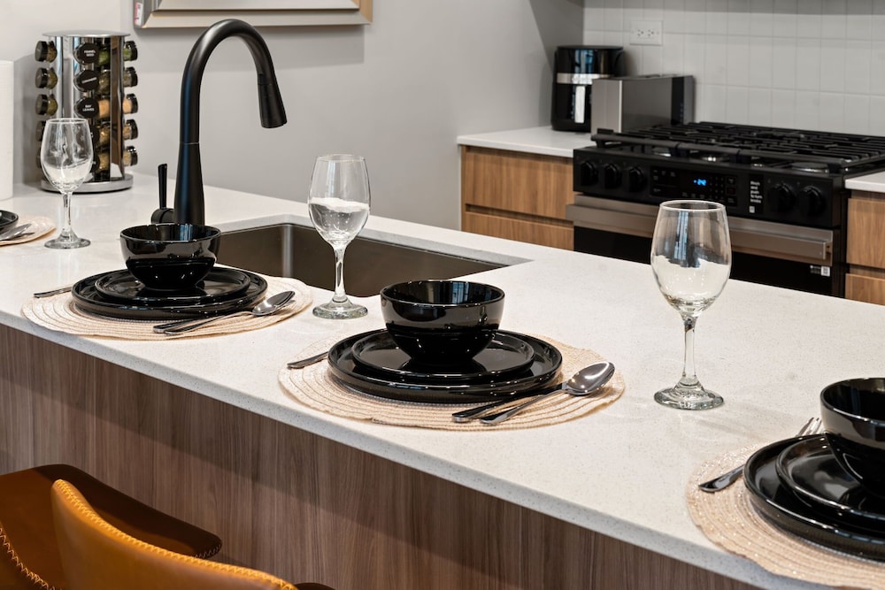 Edgewater Modern 2BR Steps to Lake City Views
