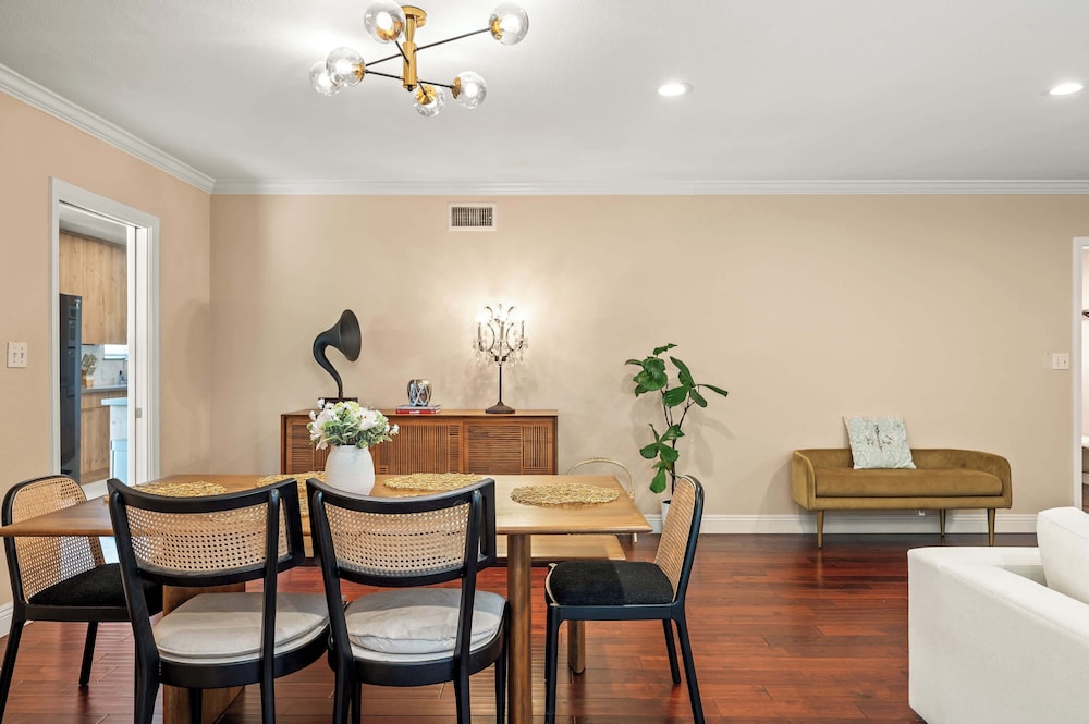 Modern Serenity Near LA Tranquil 3BR Stay