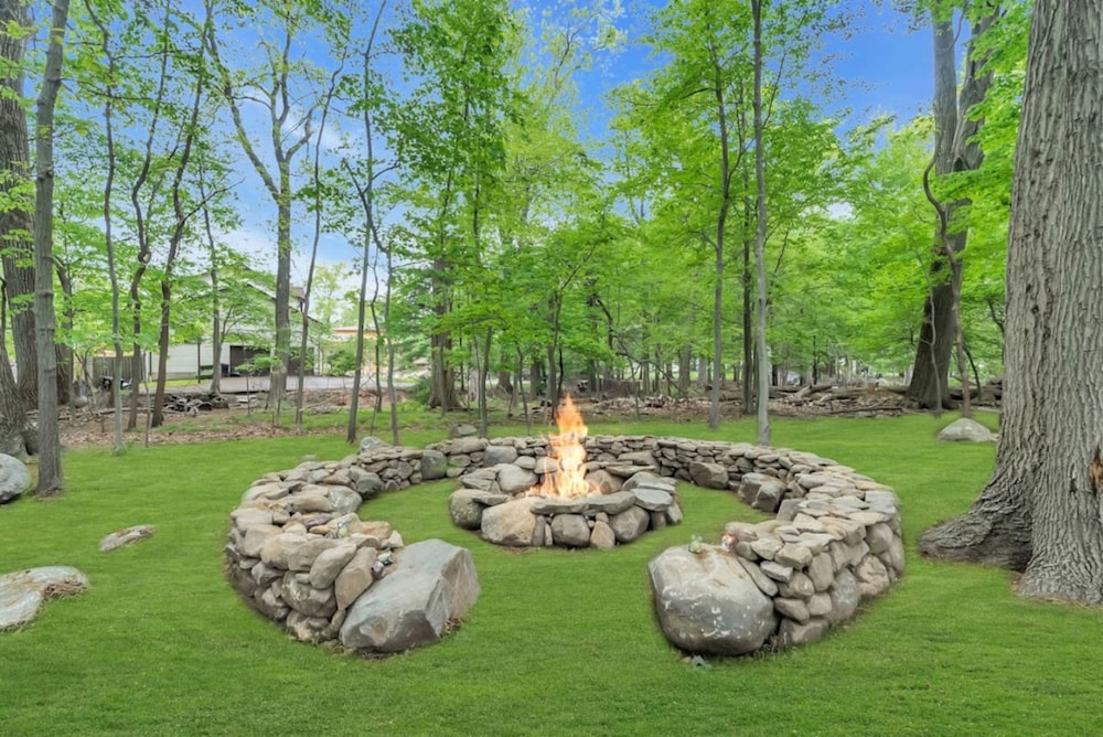 Fall Getaway With Hot Tub Fire Pit and Games