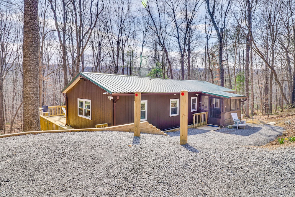 Bright Family Cabin in Lost City w/ Expansive Deck view 4