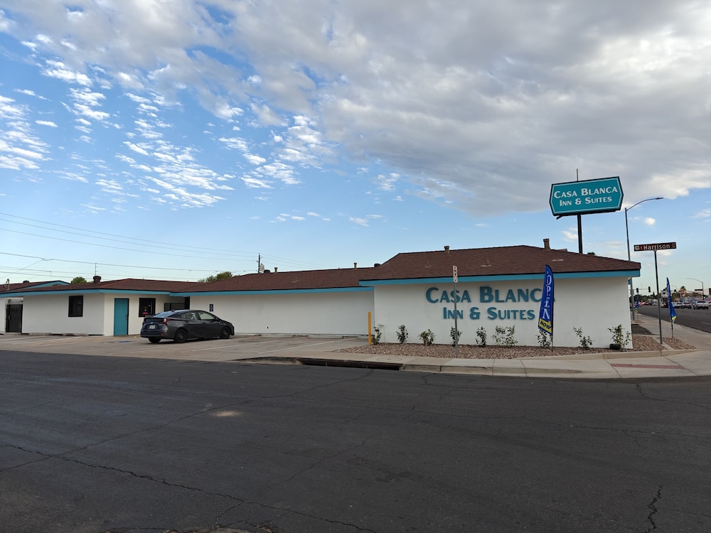 Casa Blanca Inn and Suites
