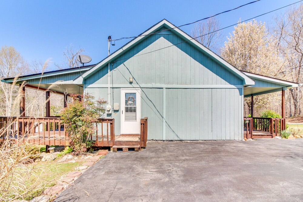 Pet-friendly Byrdstown Cottage w/ Deck & Fire Pit! view 4