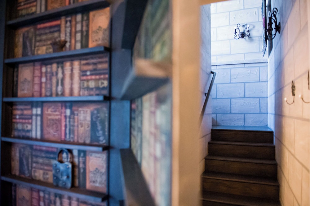 Eureka Springs Treehouses, Hobbit Caves & Castles