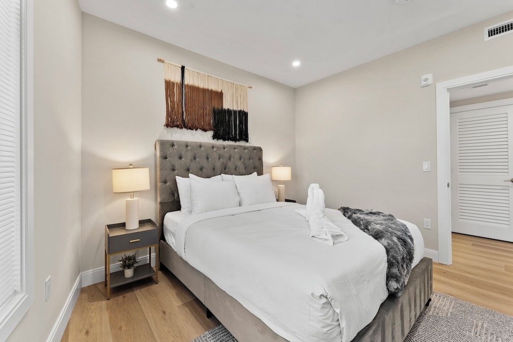 Luxury 2BR near Cambridge