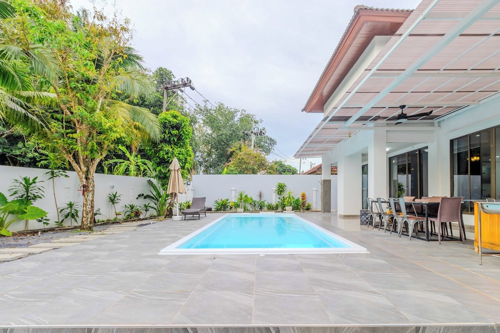 4BR with Pool Family BBQ Near Mall V260