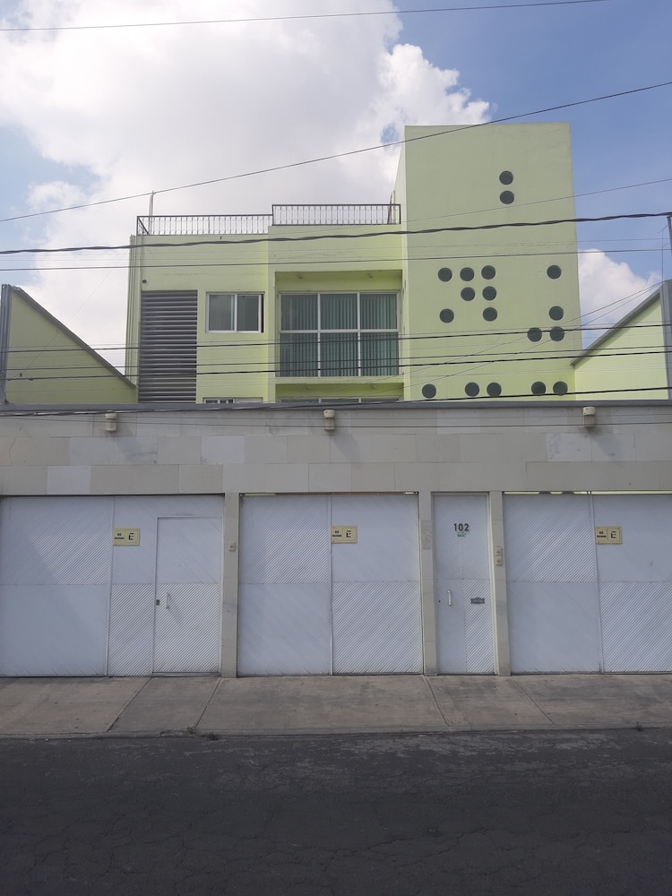 Hotel Alojamiento entero para turistas - Image 1