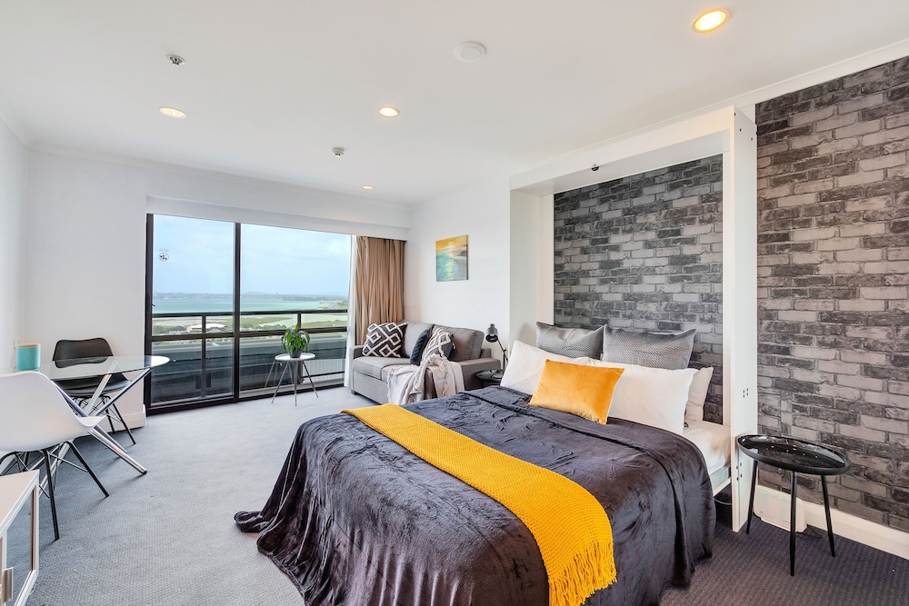 Sea City Views Takapuna Studio w Carpark view 5