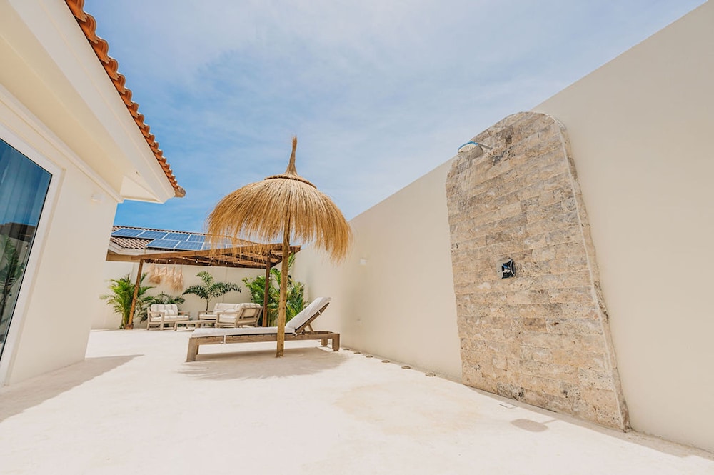 Bohostyle Villa 3min to Beach Hottub 8 Sleeps