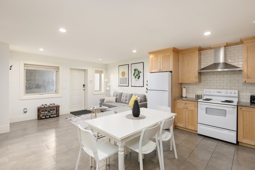 Cozy 2BR BSMT Suite Near Grouse Mt. and Edgemont.