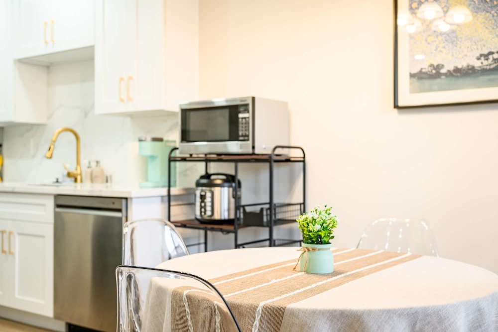 Modern Cozy Retreat Stylish Stay With Patio Parking