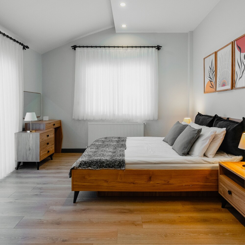 Stylish Flat w Balcony Near Lara Beach
