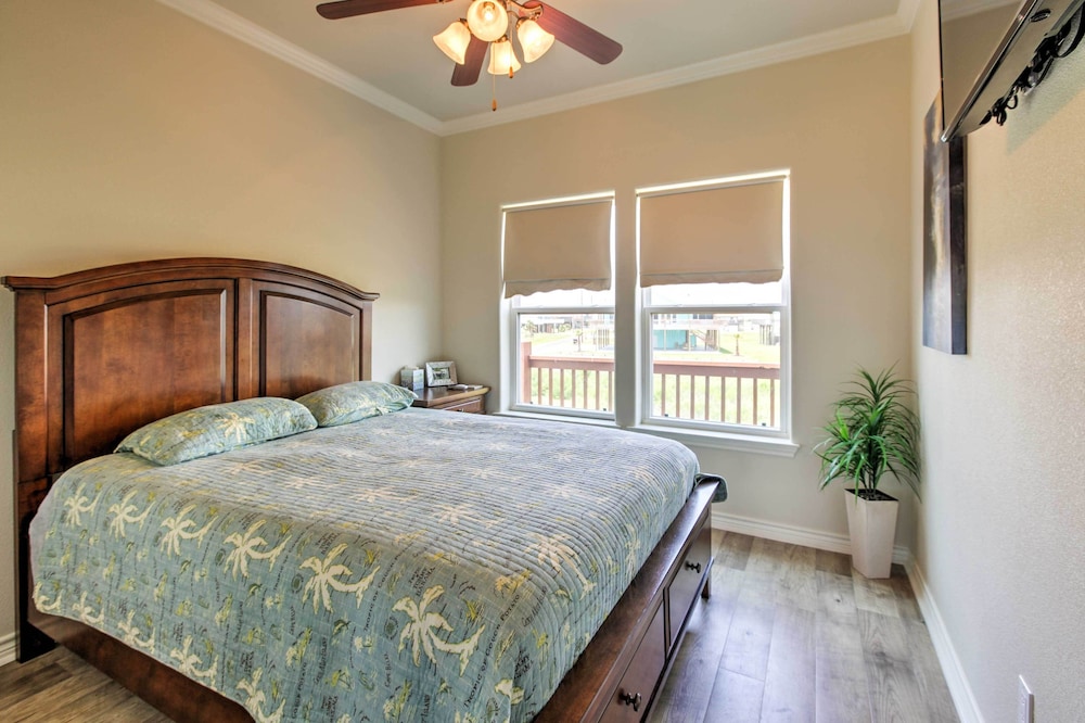 Port Bolivar Getaway w/ Ocean View: Walk to Beach! view 3
