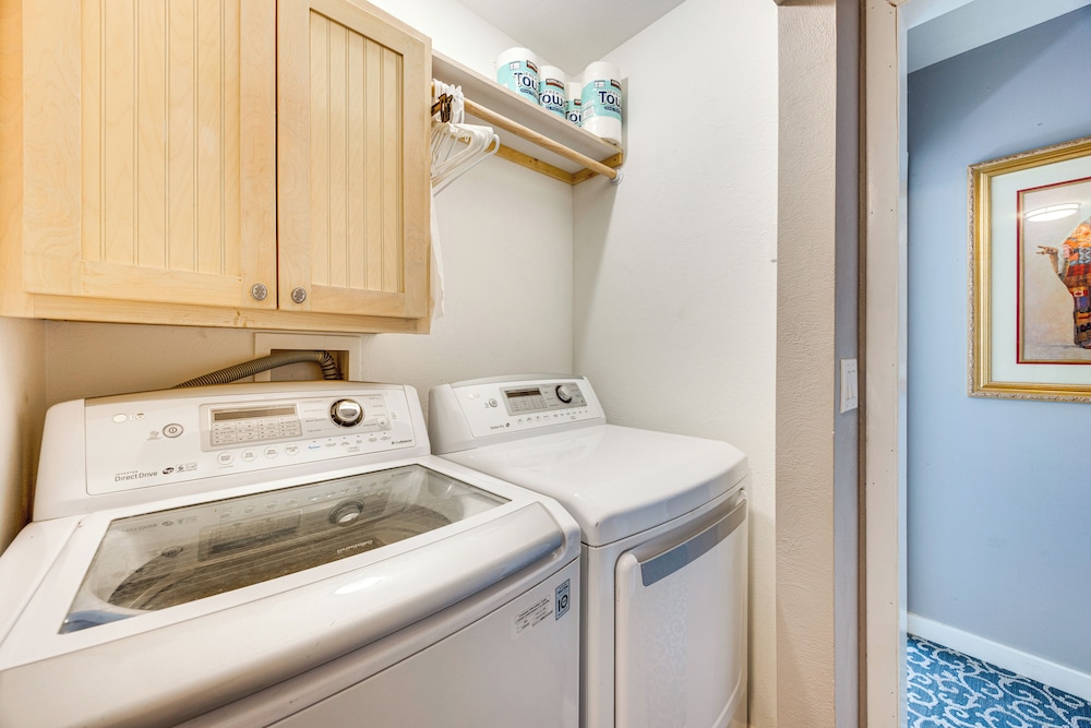 1 Mi to Attractions: Getaway w/ Mtn Views!