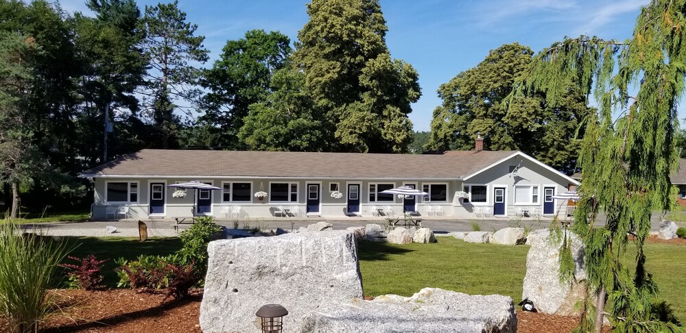 Lighthouse Motel & Cottages