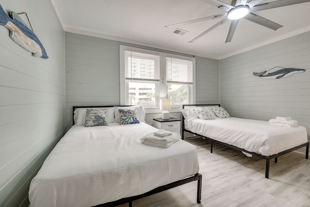 Walk to Shore: Home w/ Deck in North Myrtle Beach