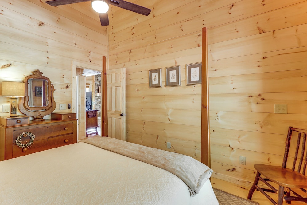 4 Mi to Fall Branch Falls: Peaceful Cabin w/ Deck