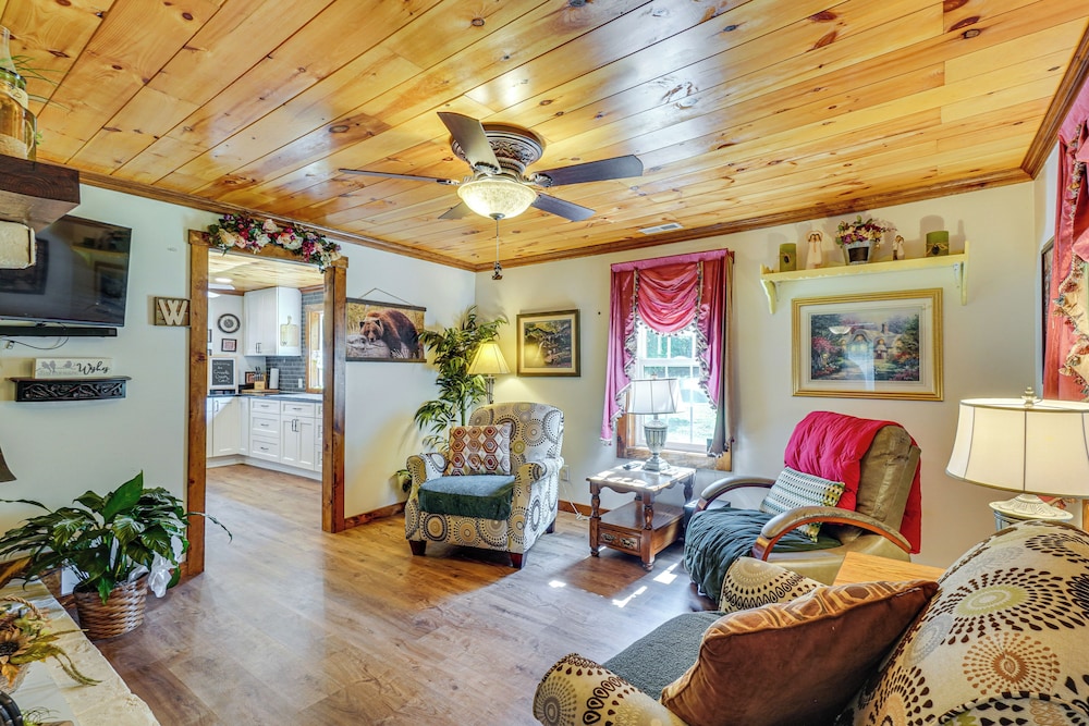 Riverfront Cabin - 6 Mi to Great Smoky Mtns NP!