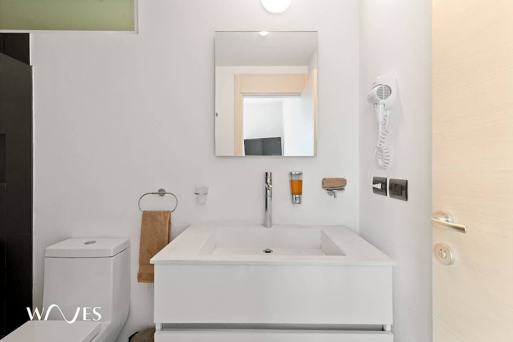 1 Br. W/5th Avenue View Steps From the Beach