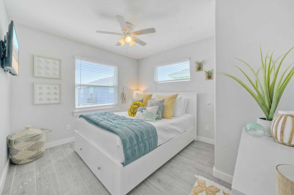 Sleeps 21, 2 Homes Private Pool, Patio Lounge w/ Fire Pit, Bar, TV, & Games