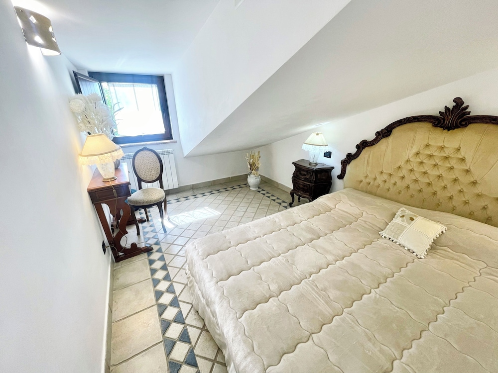 Charming Villa in Umbria - Sleeps 16 - Lake View - Pool, Jacuzzi and Events Room