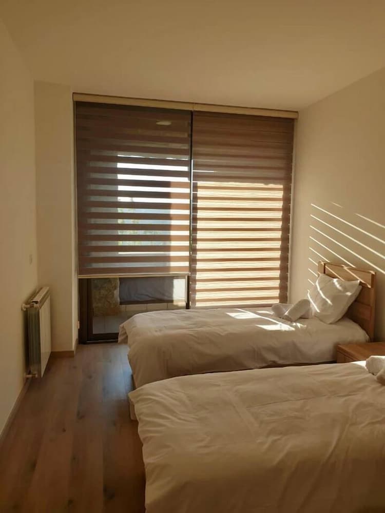 Immaculate 2-bed Villa in Faqra view 3