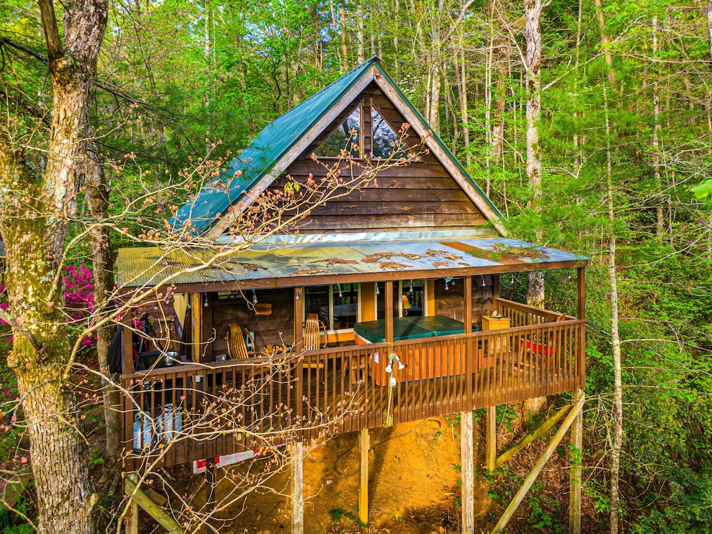 Bear Creek Lodge and Cabins in Helen Ga - Pet Friendly, River on Property, Walking Distance to downtown Helen