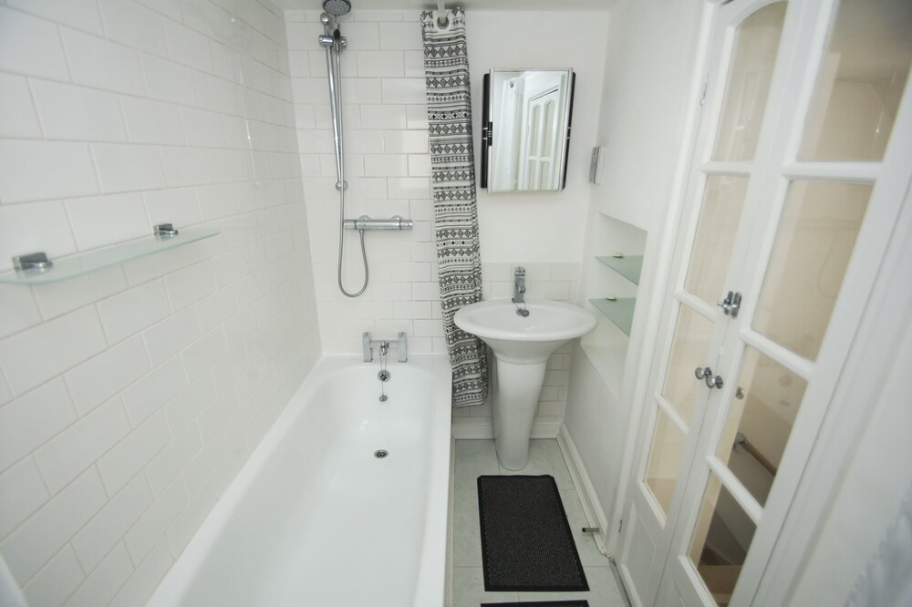 Marine Gardens Central by Brighton Holiday Lets — photo 13