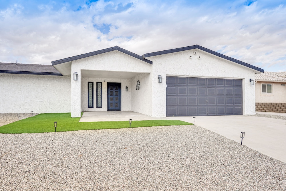 Sunny Arizona Oasis w/ Views - 2 Mi to Lake Havasu