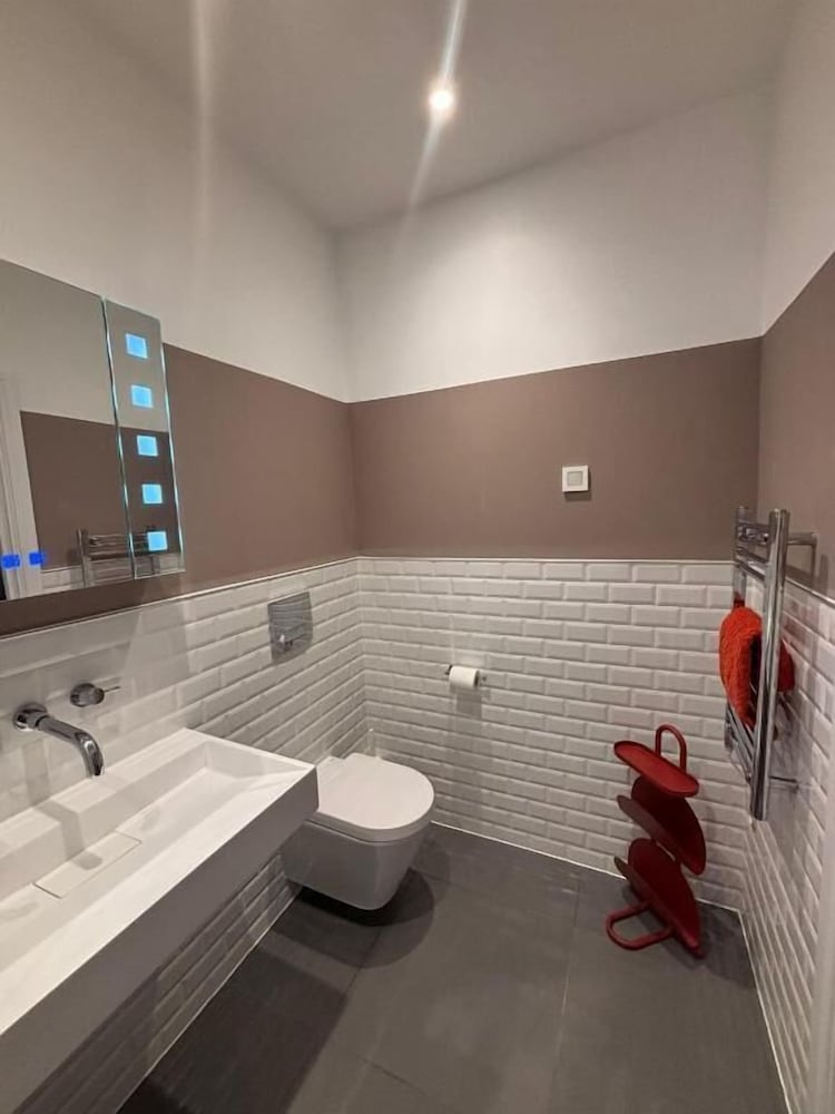 Stunning 3 Bed Apartment By Urban Roost