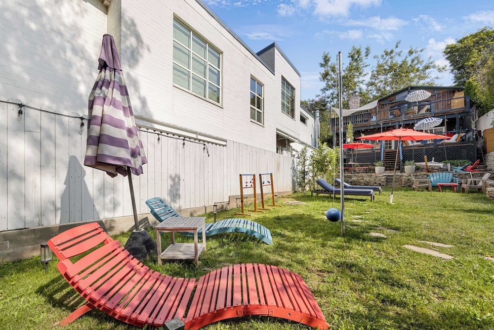 Chic LA Hideaway w/ Soaking Tub, Firepit Lounge & Tranquil Backyard