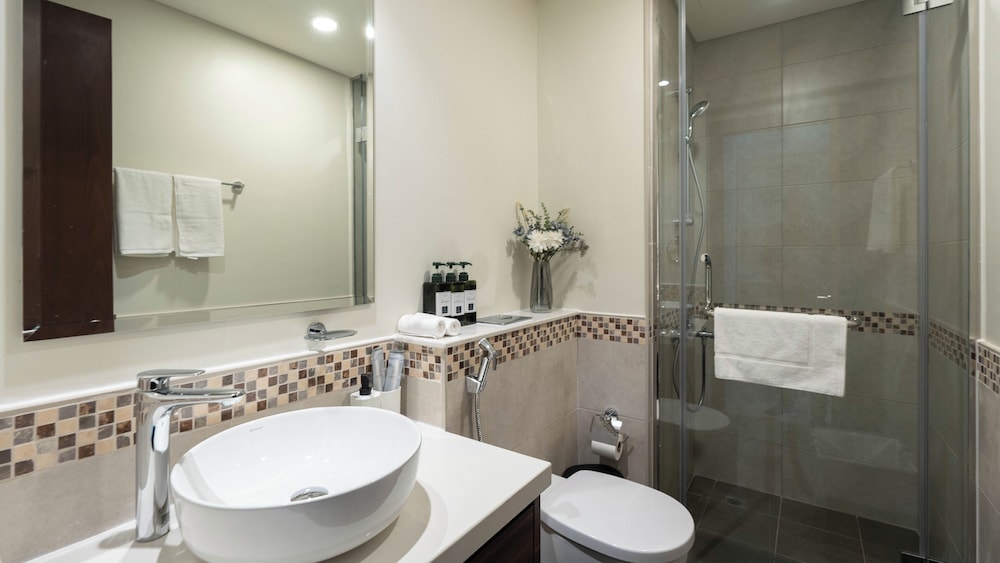Keyrock Living - 1BR Lake View at Reva