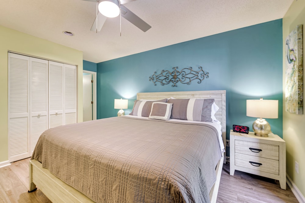 1 Mi to Coast: Myrtle Beach Condo w/ Balconies!