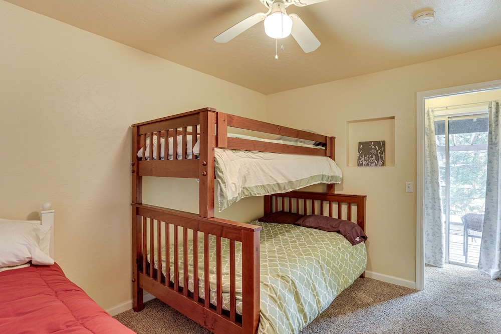 Charming Lakehead Cabin: Walk to Shasta Lake!