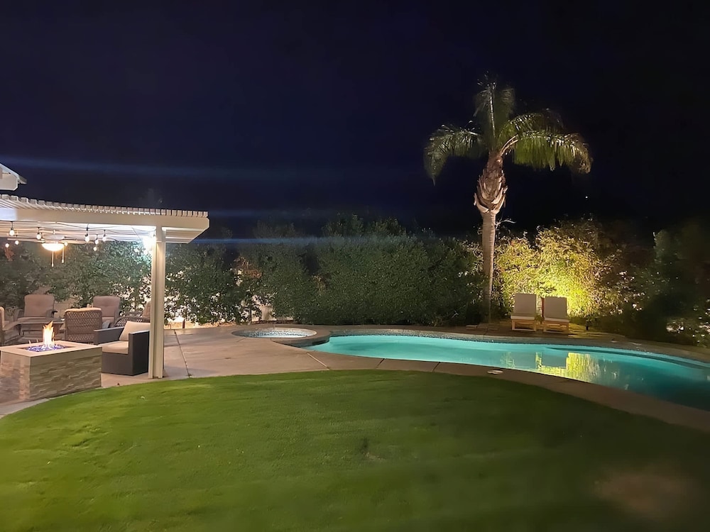 Stunning 5 Star Home Retreat Private Pool Spa BBQ 4 BR
